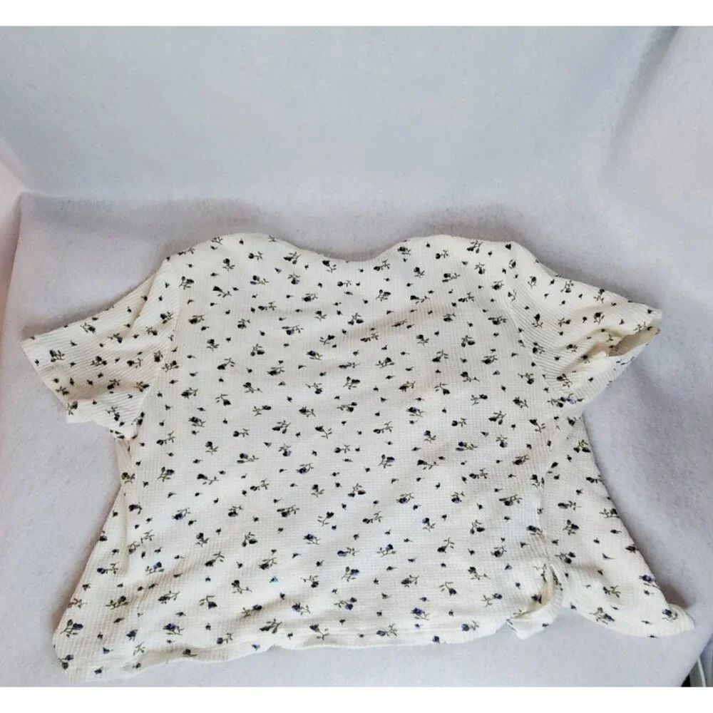 Brandy Melville Top Blue Rosebud Short Sleeve Crop Wrap Around - Picture 9 of 10